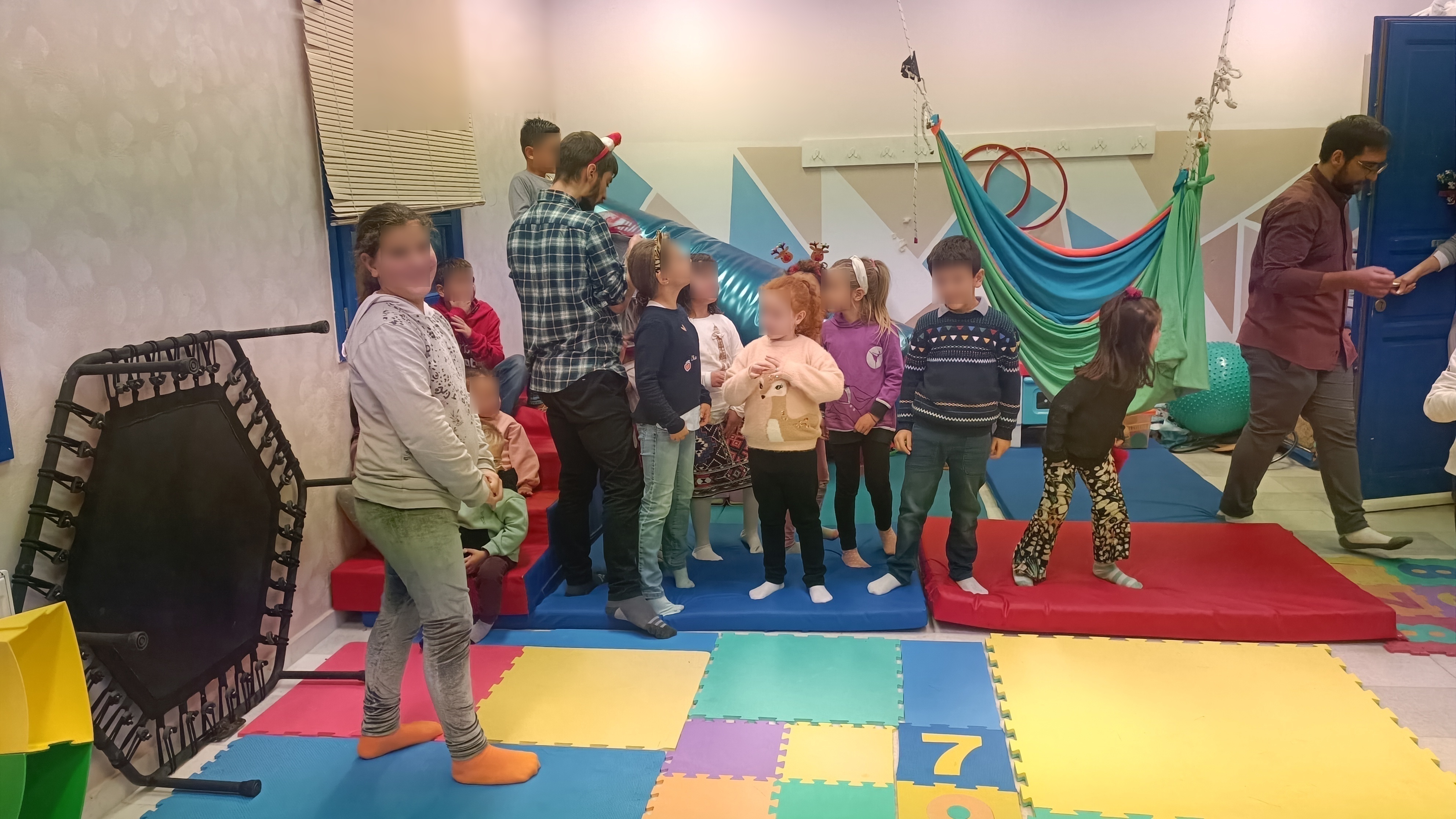 Χριστ. Γιορτή Παιχνίδι - Blurred Παιχνίδια στη χριστουγεννιάτικη γιορτή 2024