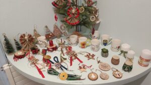 Στολίδια και γούρια για το Χριστουγεννιάτικο μπαζάρ