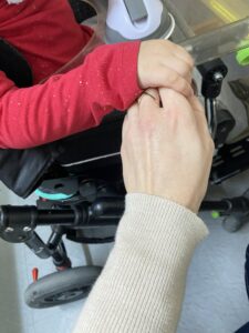 Θεραπεύτρια κρατάει το χέρι ενός κοριτσιού