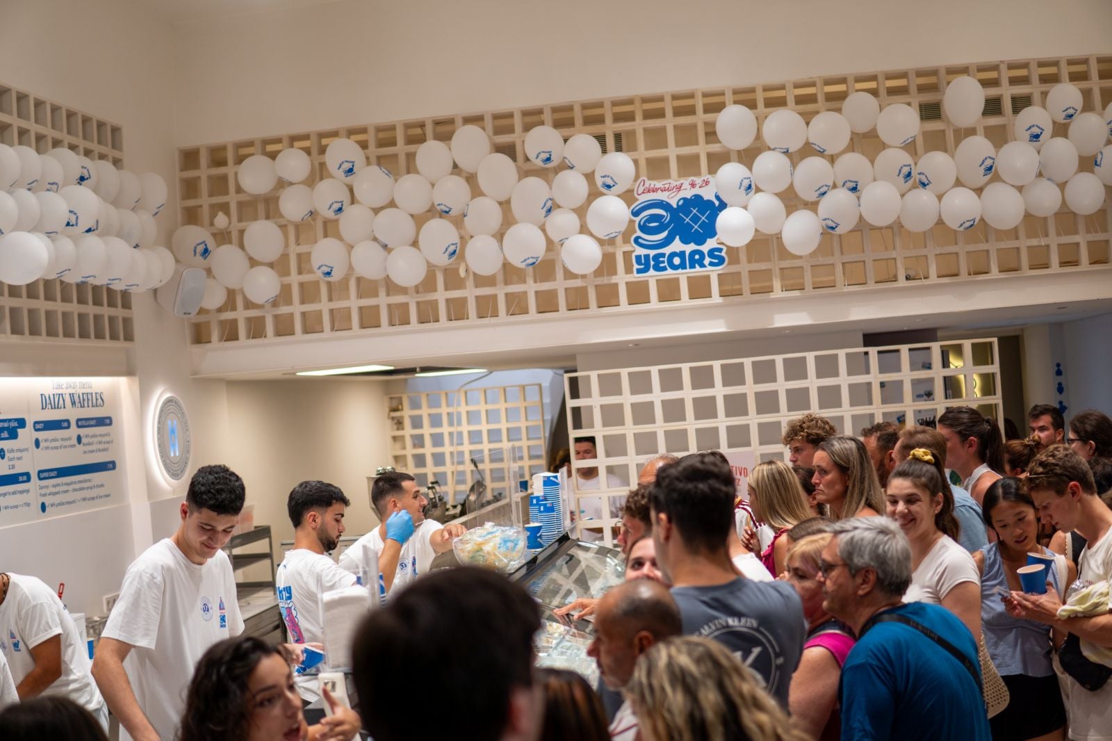 Κοσμοσυρροή στο Waffle House Event